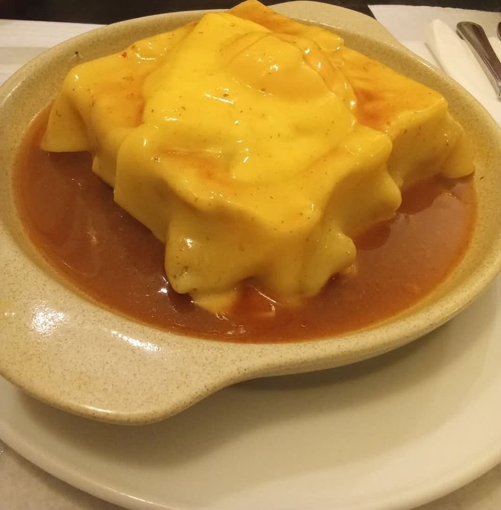 Francesinha com ovo e batata frita do Offline