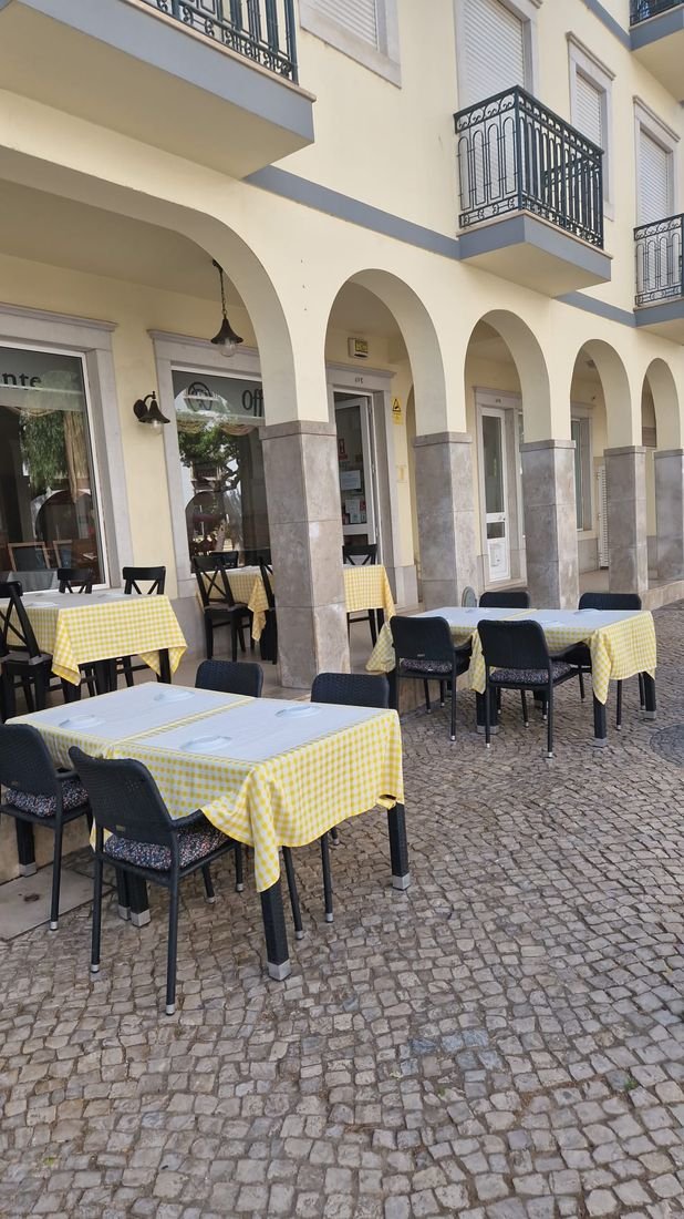 Esplanada do Offline sob as arcadas, em Tavira