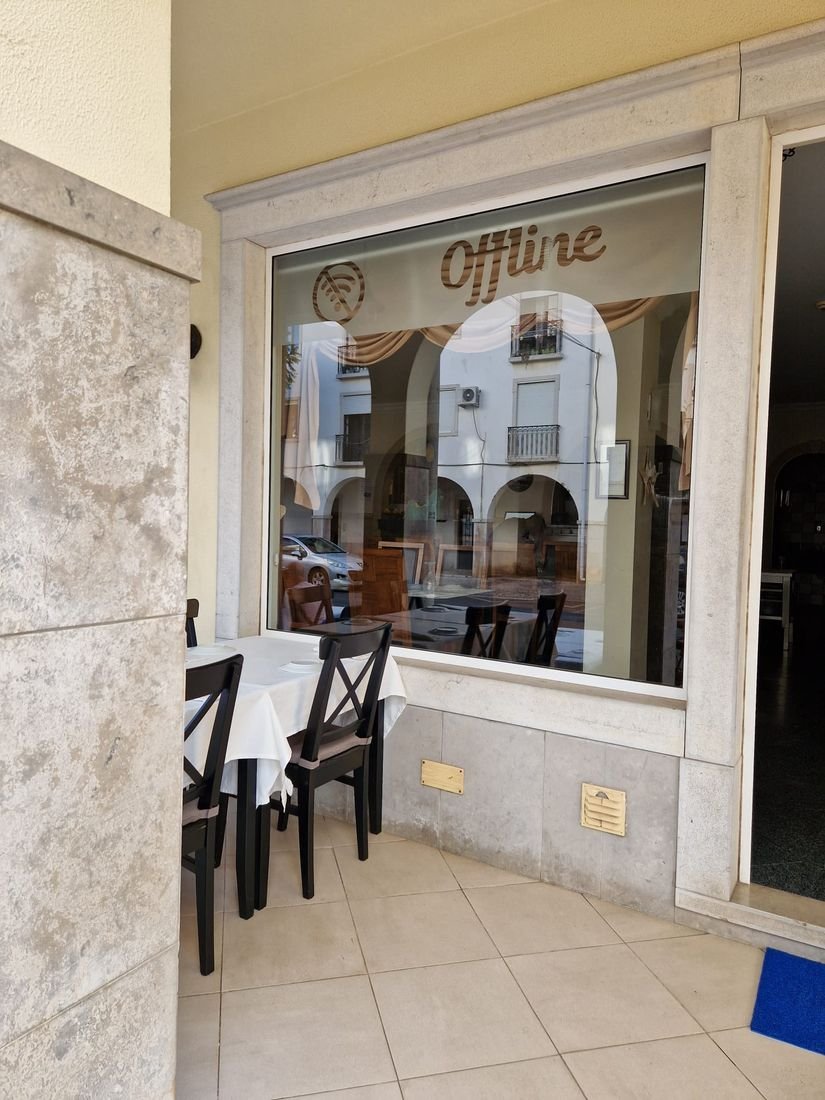 Fachada do restaurante Offline em Tavira