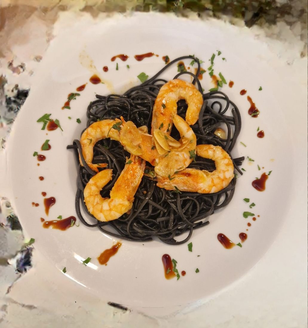 Linguini negro com camarão