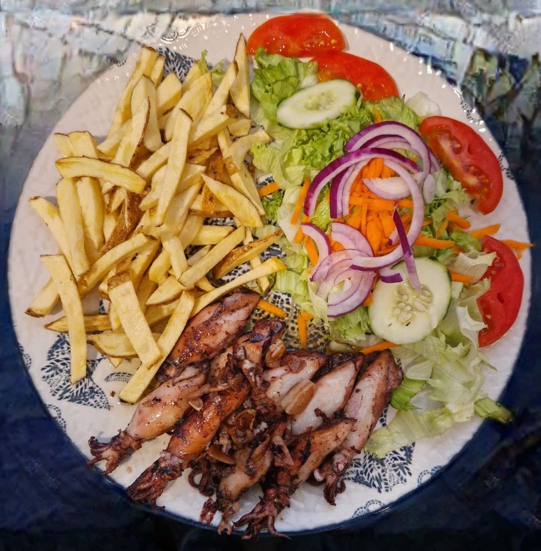 Polvo grelhado com salada e batata frita