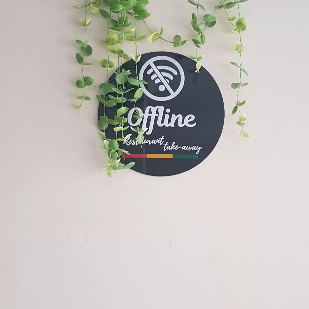 Logótipo do Offline na parede da sala